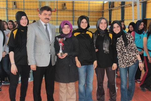 Akyazı Liseler arasında voleybol turnuvasında galip belli oldu.