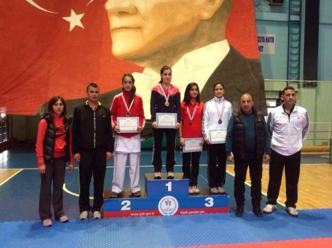 Liselerarası Türkiye Karate Şampiyonu A.A.Ö.L.’den