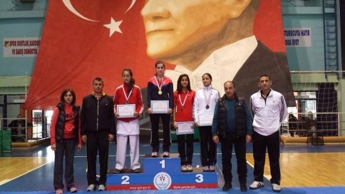 Liselerarası Türkiye Karate Şampiyonu A.A.Ö.L.’den