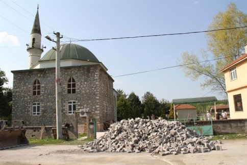Akyazı Belediyesinden Kazancı Sağır Mahe Camii’nde Kilitli Parke Çalışması