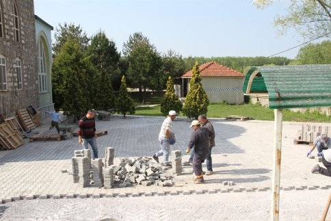 Akyazı Belediyesinden Kazancı Sağır Mahe Camii’nde Kilitli Parke Çalışması