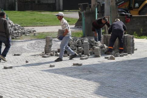 Akyazı Belediyesinden Kazancı Sağır Mahe Camii’nde Kilitli Parke Çalışması
