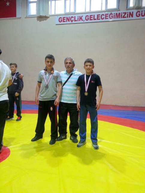 Akyazı'lı GÜREŞÇİLER BAŞARIYA DOYMUYOR