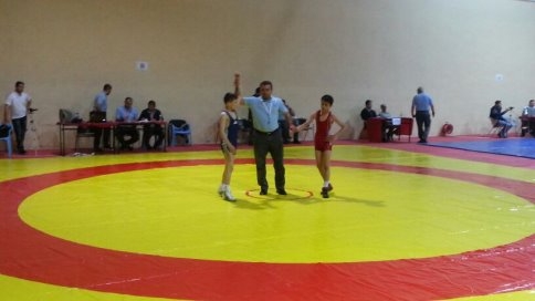 Akyazı'lı GÜREŞÇİLER BAŞARIYA DOYMUYOR