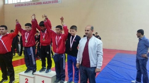 Akyazı'lı GÜREŞÇİLER BAŞARIYA DOYMUYOR