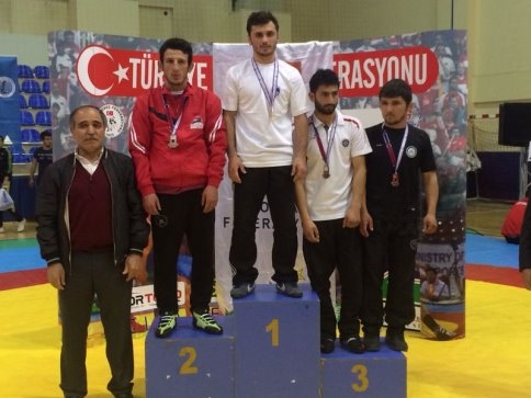 Akyazı'lı GÜREŞÇİLER BAŞARIYA DOYMUYOR