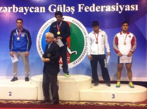 Akyazı'lı GÜREŞÇİLER BAŞARIYA DOYMUYOR