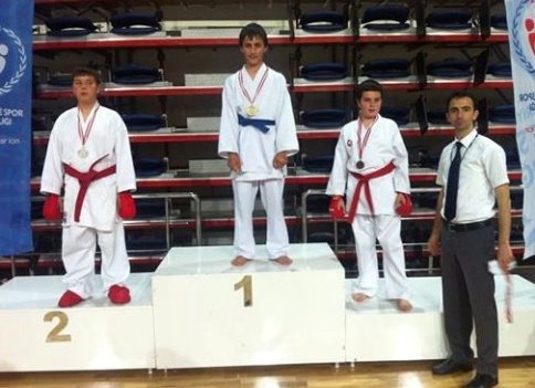 Karatecilerden 7 Altın 3 Gümüş 4 Bronz Toplamda 14 Madalya
