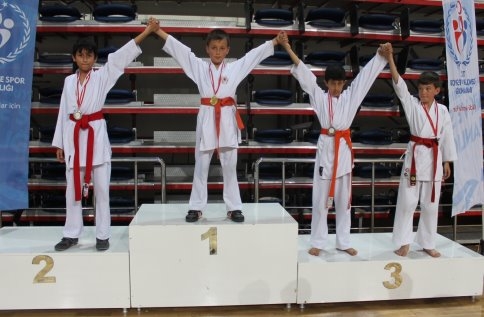Karatecilerden 7 Altın 3 Gümüş 4 Bronz Toplamda 14 Madalya