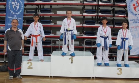 Karatecilerden 7 Altın 3 Gümüş 4 Bronz Toplamda 14 Madalya