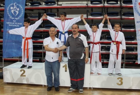 Karatecilerden 7 Altın 3 Gümüş 4 Bronz Toplamda 14 Madalya