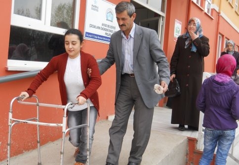 ‘Herkes O’nu Okuyor’ Yarışmasında Akyazı Birincisi Gözleri Görmeyen Hülya Bıçak