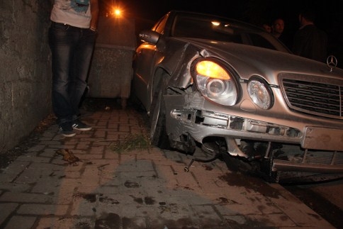 Ansızın Önüne çıkan Otomobile Çarpmamak İçin...