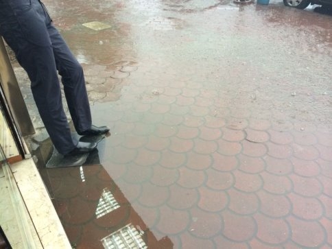 Sadece İki Dakika Yağan Yağmur Hayatı Olumsuz Etkiledi