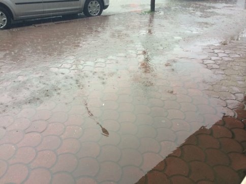 Sadece İki Dakika Yağan Yağmur Hayatı Olumsuz Etkiledi