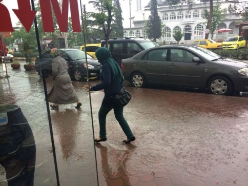 Sadece İki Dakika Yağan Yağmur Hayatı Olumsuz Etkiledi