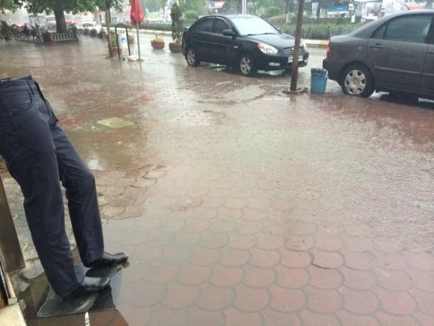 Sadece İki Dakika Yağan Yağmur Hayatı Olumsuz Etkiledi