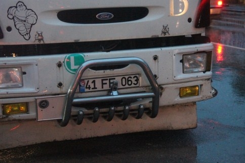 İlçe Merkezinde Kamyon çarptı
