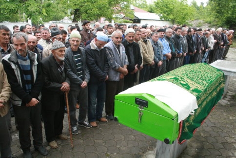 26 Gün Önce Ölen Oğlunun Acısına Dayanamadı