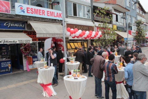 Esmer Emlak Gayrimenkul 2. şubesini Akyazı Merkezde dualarla açtı