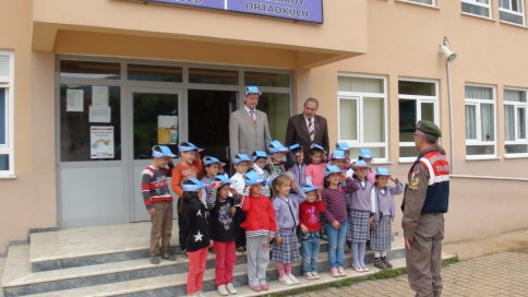 Jandarma Pazarköy İlkokulunda Hediyeler Dağıttı.