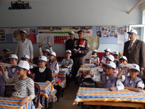 Jandarma Pazarköy İlkokulunda Hediyeler Dağıttı.