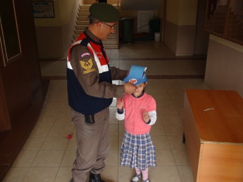 Jandarma Pazarköy İlkokulunda Hediyeler Dağıttı.