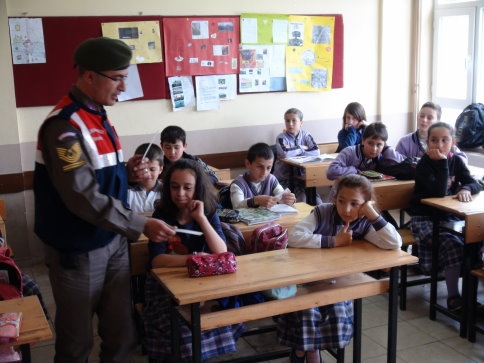 Jandarma Pazarköy İlkokulunda Hediyeler Dağıttı.