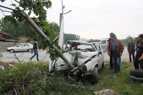 KAZA YAPAN SÜRÜCÜ OLAY YERİNDEN KAÇTI
