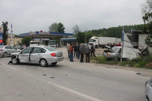 KAZA YAPAN SÜRÜCÜ OLAY YERİNDEN KAÇTI