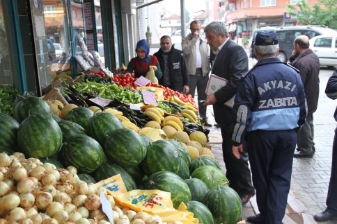 Akyazı Belediyesi Zabıtasından Esnafa Vitrin Çıkma Denetimi
