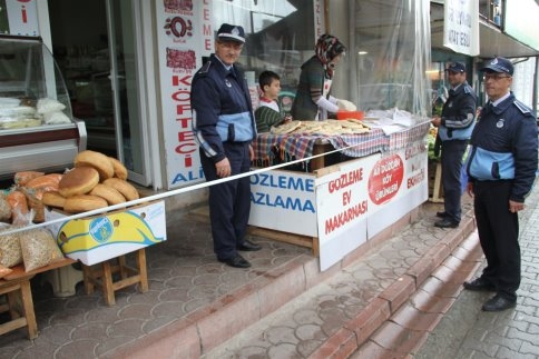 Akyazı Belediyesi Zabıtasından Esnafa Vitrin Çıkma Denetimi