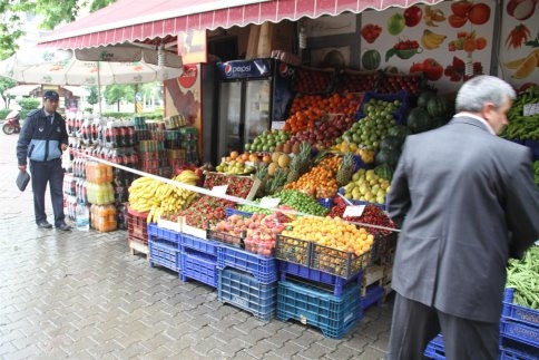Akyazı Belediyesi Zabıtasından Esnafa Vitrin Çıkma Denetimi