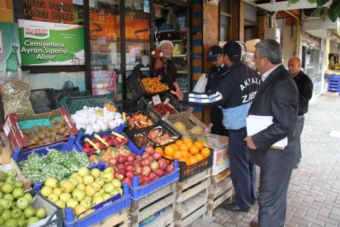 Akyazı Belediyesi Zabıtasından Esnafa Vitrin Çıkma Denetimi