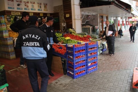 Akyazı Belediyesi Zabıtasından Esnafa Vitrin Çıkma Denetimi