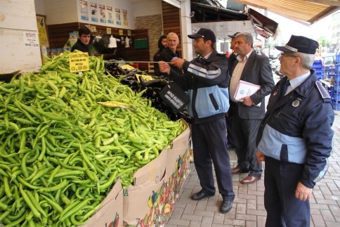 Akyazı Belediyesi Zabıtasından Esnafa Vitrin Çıkma Denetimi