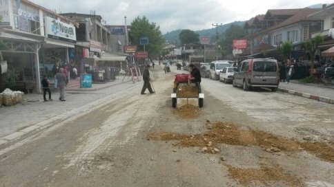 Vatandaşlar Kendi İmkanlarıyla Çukurları Kapattı