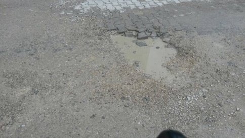 Vatandaşlar Kendi İmkanlarıyla Çukurları Kapattı