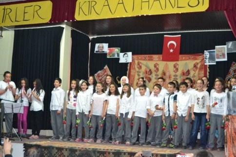 Cumhuriyet Ortaokulu'ndan Şiir Gecesi