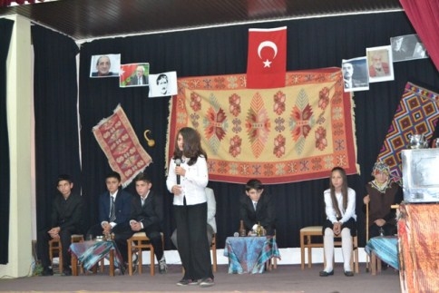 Cumhuriyet Ortaokulu'ndan Şiir Gecesi