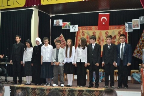 Cumhuriyet Ortaokulu'ndan Şiir Gecesi
