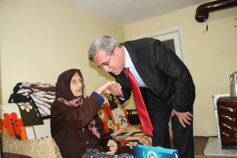 Hasan Akcan Anneler Günü’nde 150 Anne’nin Anneler Gününü Kutladı