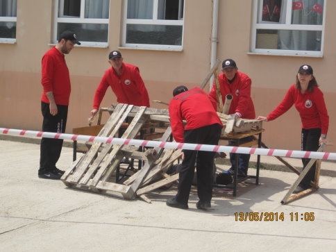 Akyazı İlköğretim okulunda Tatbikat yapan S.A.B.A.H. ekibi göz doldurdu.