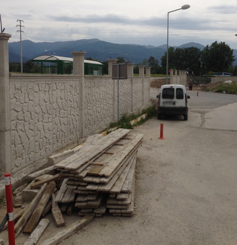 DEVLET HASTANESİNE İHATA DUVARI