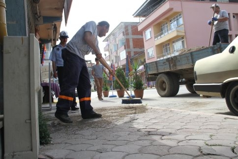 Akyazı Belediyesinden Bozuk Kilitli Parkelere Onarım Ve Kumlama Çalışması