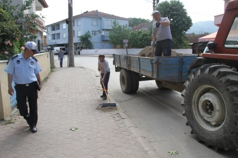 Akyazı Belediyesinden Bozuk Kilitli Parkelere Onarım Ve Kumlama Çalışması