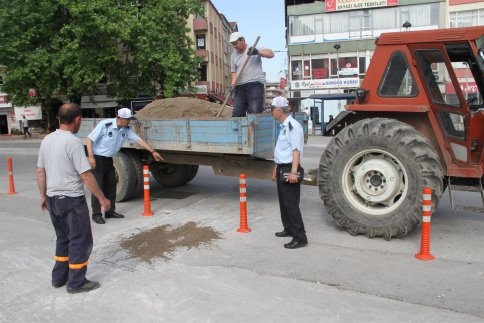 Akyazı Belediyesinden Bozuk Kilitli Parkelere Onarım Ve Kumlama Çalışması
