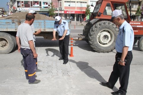 Akyazı Belediyesinden Bozuk Kilitli Parkelere Onarım Ve Kumlama Çalışması