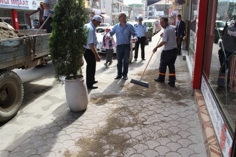 Akyazı Belediyesinden Bozuk Kilitli Parkelere Onarım Ve Kumlama Çalışması