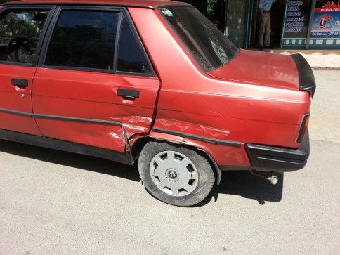 Virajı Alamayan Otomobil Kaza Yaptı